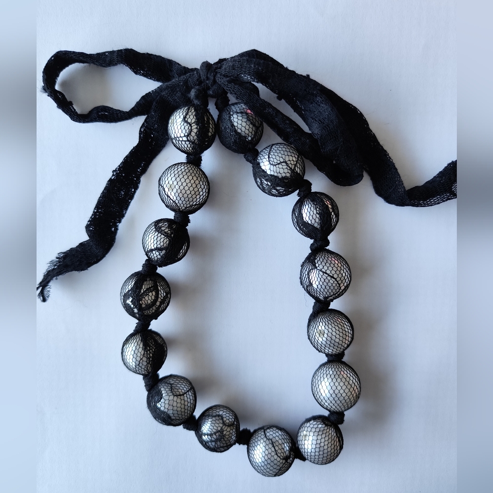 3/$25💙Knotted mesh oversized pearl necklace